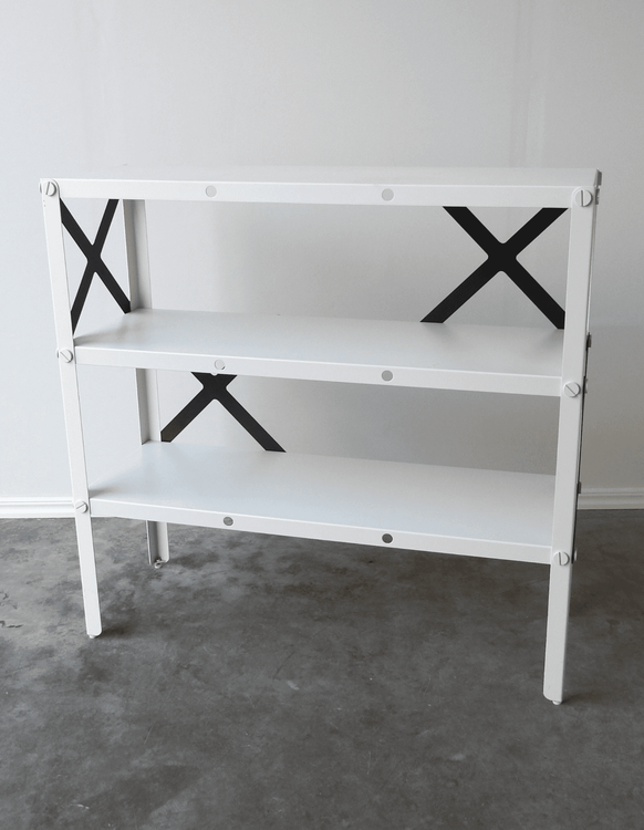 Begagnad förvaring öppen Cano från HAY i vit lackad plåt och svarta detaljer. Mått: bredd 117 cm, djup 43 cm och höjd 112 cm. 