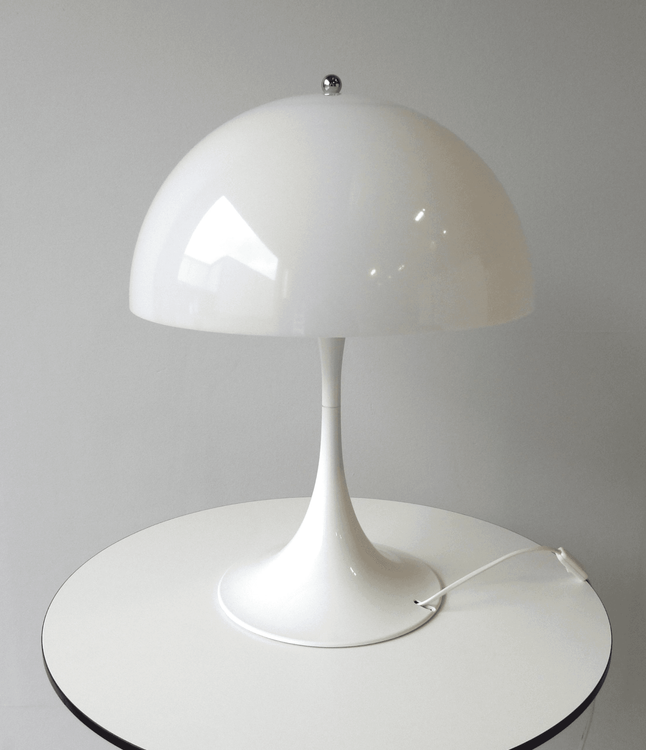 Begagnad bordslampa Panthella 400 från Louis Poulsen i vitt. Mått: bredd 40 cm, djup 40 cm samt höjd 55 cm. 
