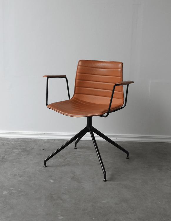 Begagnad konferensstol Catifa 46 från Arper. Klädd i ljusbrunt läder på en svart snurrfot. Mått: bredd: 62 cm, djup: 50 cm, höjd: 81 cm och sitthöjd 46 cm. 