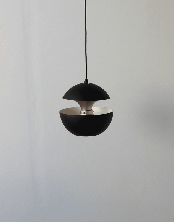 Begagnad taklampa Here Comes The Sun från DCW éditions i svart. Mått: bredd och djup båda 25 cm. 