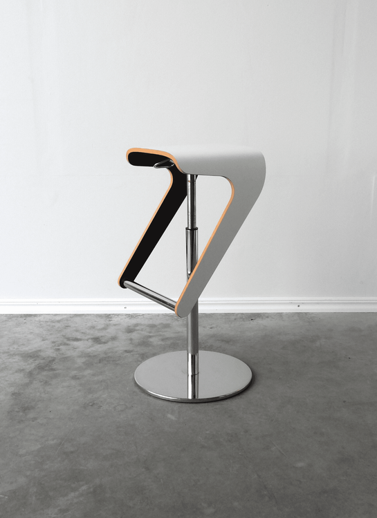 Begagnad barstol Woody från Pedrali i vitt med underrede i krom. Mått: Bredd 36 cm, Djup 31 cm, Höjd 64-77 cm. 