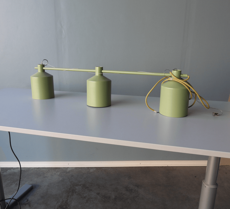 Begagnad taklampa Silo Trio i grönt. Mått: bredd 101 cm och höjd 23 cm.  