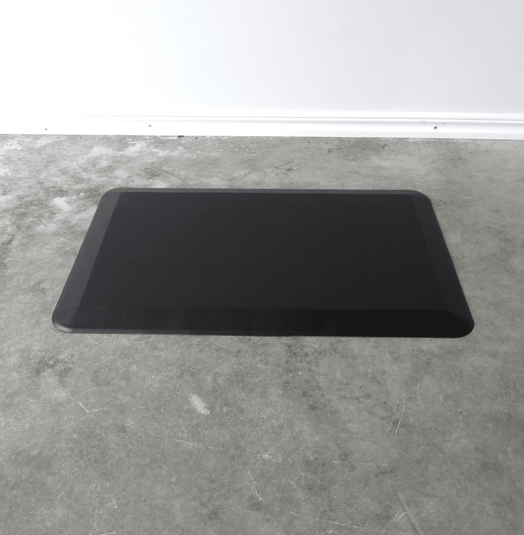 Begagnad ståmatta från Efg i svart. Mått: Bredd 75 cm, djup 50 cm, höjd 2,5 cm. 
