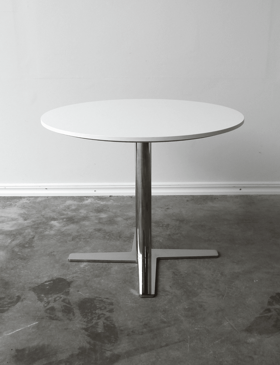 Begagnat runt soffbord B-54 från Balzar Beskow. Rund vit laminatskiva med kromad bas. Mått: bredd 70 cm, djup 70 cm och höjd 56 cm. 