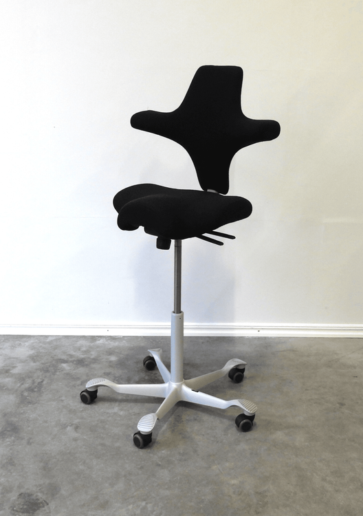 Begagnad Capisco 8106  med sadelsits från HÅG i svart. Mått: sitthöjd 60–85 cm. 