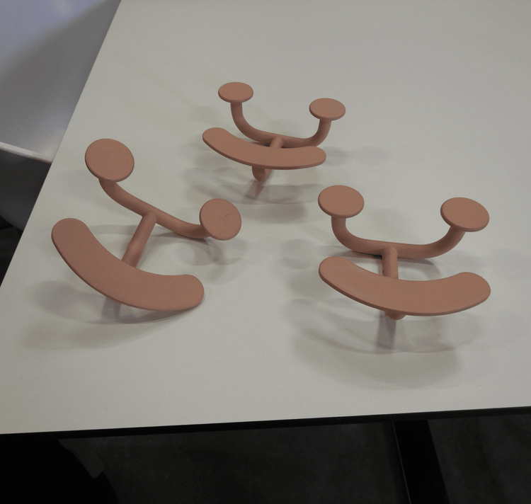 Begagnad rosa klädhängare/krok från Fritz Hansen. Mått. bredd 15 cm och höjd 13 cm. 