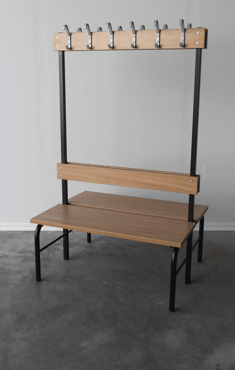 Begagnad sittbänk från Sonessons Inredningar i ek med 6 krokar på vardera sida. Mått: bredd 100 cm, djup 76 cm, höjd 165 cm och sitthöjd 44 cm. 