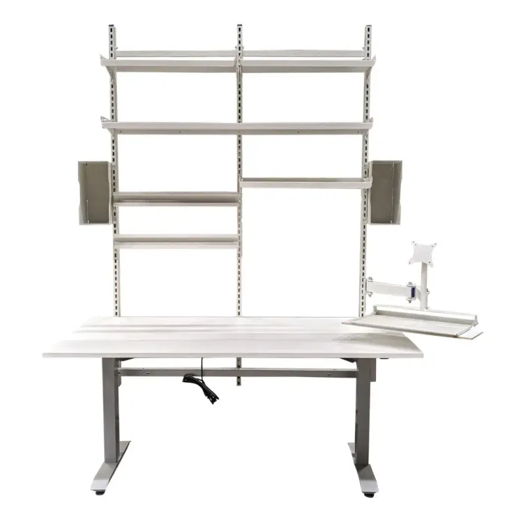 Praktiskt packbord med en bredd på 166 cm, höjd 253 cm, djup 93 cm. Bordet är höj- och sänkbart vilket gör det möjligt att anpassa efter olika behov under dagen. Den vita färgen kompletteras med grå detaljer för en modern look.