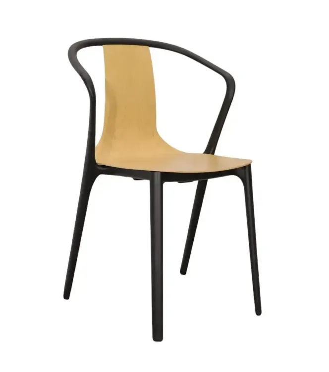 Begagnad matstolen Belleville från Vitra. I ek med svart stativ och armstöd. Mått: höjd 84 cm, bredd 55 cm, djup 48 cm, sitthöjd 46 cm. 