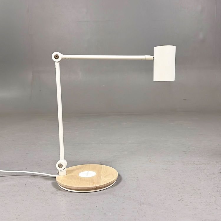 Begagnad skrivbordslampa Riggad från IKEA i vit med björkdetaljer. Mått: Höjd 43 cm.  