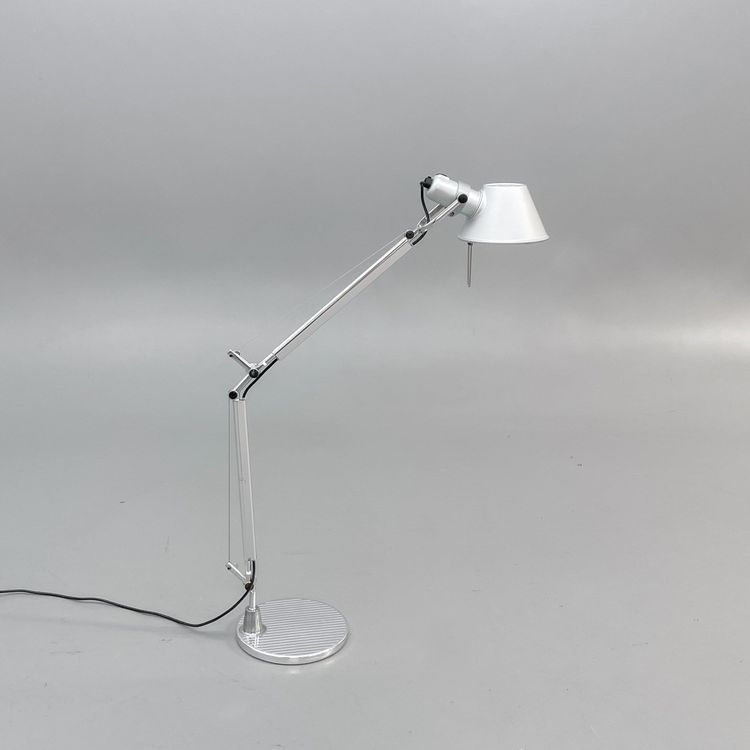 Begagnad skrivbordslampa Tolomeo Mini från Artemide i grått. Mått: Höjd: 54 cm, Längd 68 cm, Maxhöjd: 108 cm. 