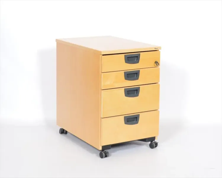 Begagnad låsbar Rullhurts från Kinnarps med fyra lådor i björk. Mått: höjd 61 cm, bredd 40 cm, djup 60 cm. 