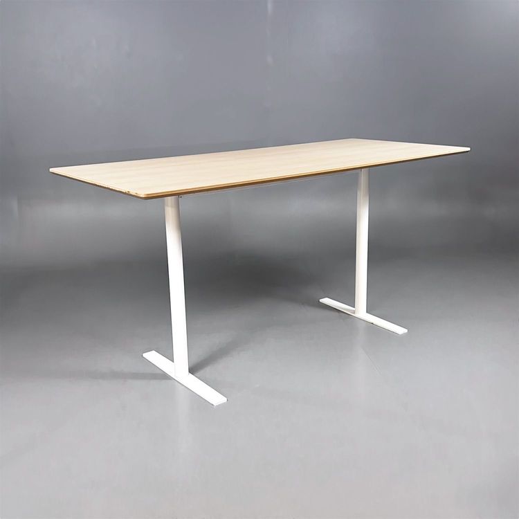 Begagnat projektbord i ask med vitfärgat stativ. Mått: Bredd 180 cm, Djup 70 cm, Höjd 90 cm.