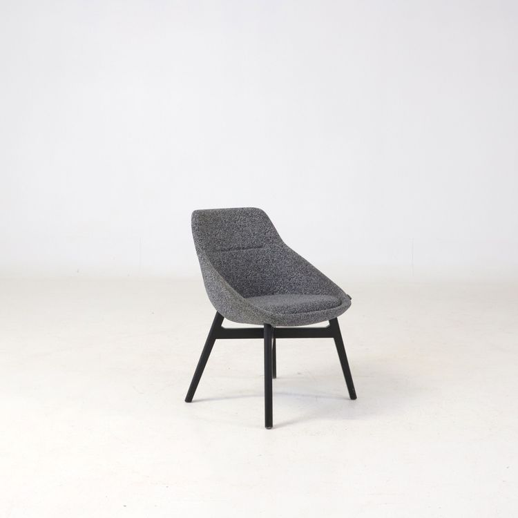 Begagnad fåtölj Ezy Low från Offecct i mörkgrått tyg. Mått: sitthöjd 43 cm, höjd 81 cm, sittbredd 46 cm och sittdjup 44 cm. 