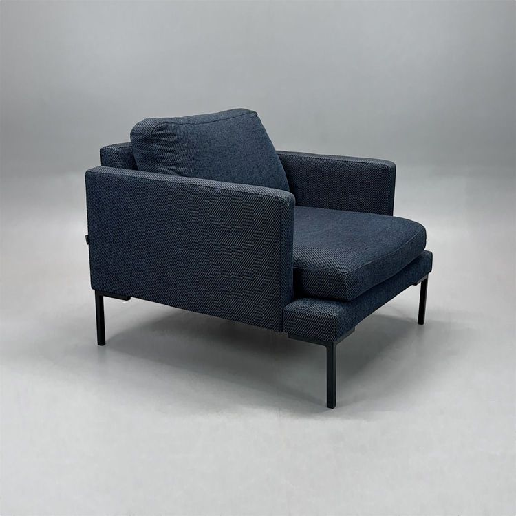 Begagnad fåtölj från Sits, modell Impulse, klädd i blågrått tyg. Mått: Bredd 85 cm, djup 90 cm och höjd 76 cm.