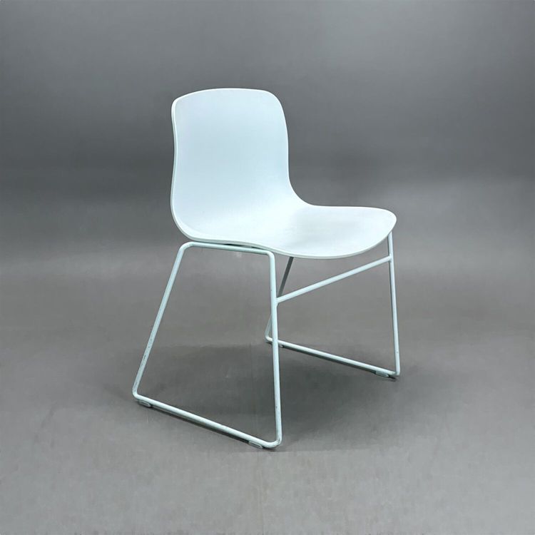 Begagnad konferensstol AAC08 från HAY i vitt med formpressad sits. Mått: Bredd 58 cm, djup 50 cm och sitthöjd 46 cm.