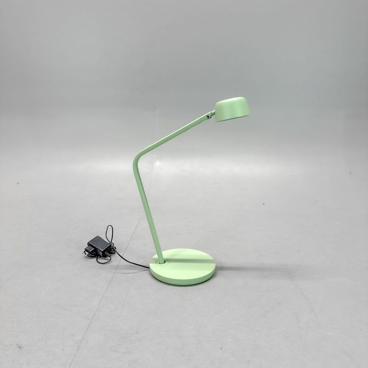 Begagnad skrivbordslampa Motus från Glamox Luxo i ljusgrön färg. Mått: Höjd: 45 cm, fotens diameter: 20 cm. 