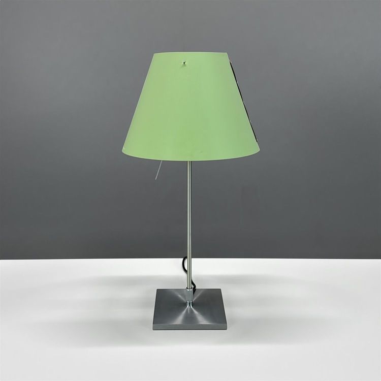 Begagnad bordslampa Costanza från Luceplan i grönt med stativ i satinborstat aluminium. Mått: Bredd 40 cm, höjd 80 cm.