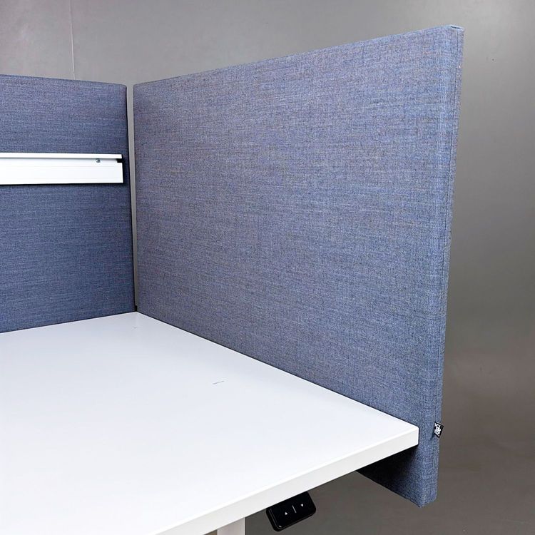 Begagnad bordsskärm VX från Horreds i blått. Mått: bredd 80 cm, höjd 60 cm. 