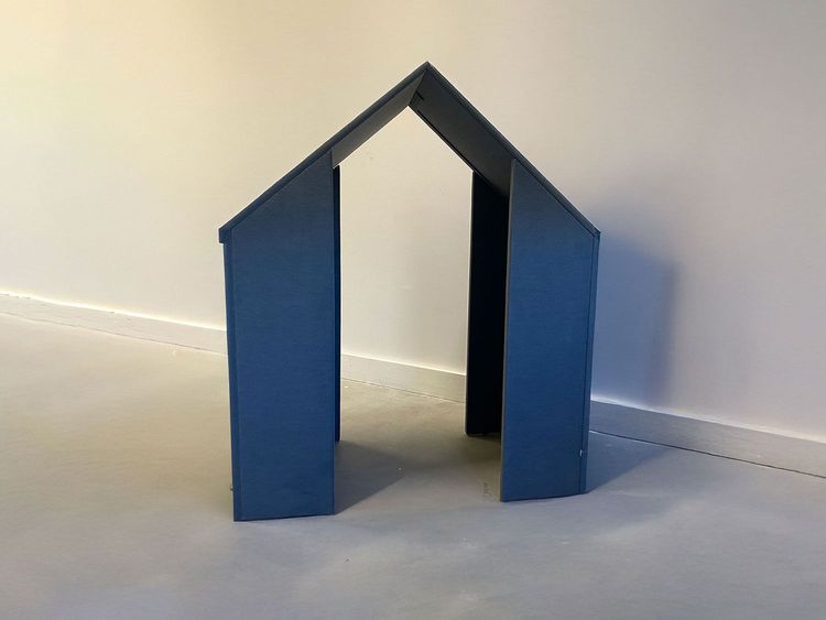 Begagnat telefonbås Open Half a Hut från Götessons i blått. Mått: längd 98 cm, bredd 188 cm och höjd 227 cm. 
