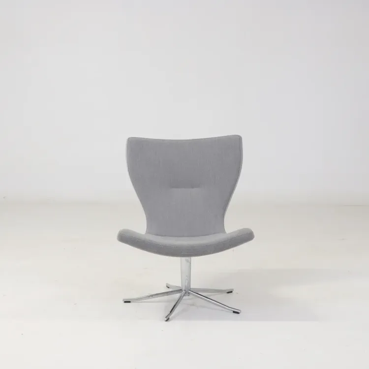 Begagnad fåtölj Gyro från Conform i grått tyg. Mått: Sitthöjd 44 cm, höjd 88 cm, bredd 70 cm och djup 66 cm.