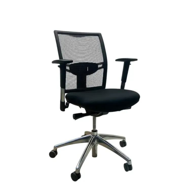 Begagnad Kontorsstol Wave från Brizley i svart färg med rygg i mesh. Mått: Höjd 110 cm, Bredd 63 cm, Djup 63 cm. 