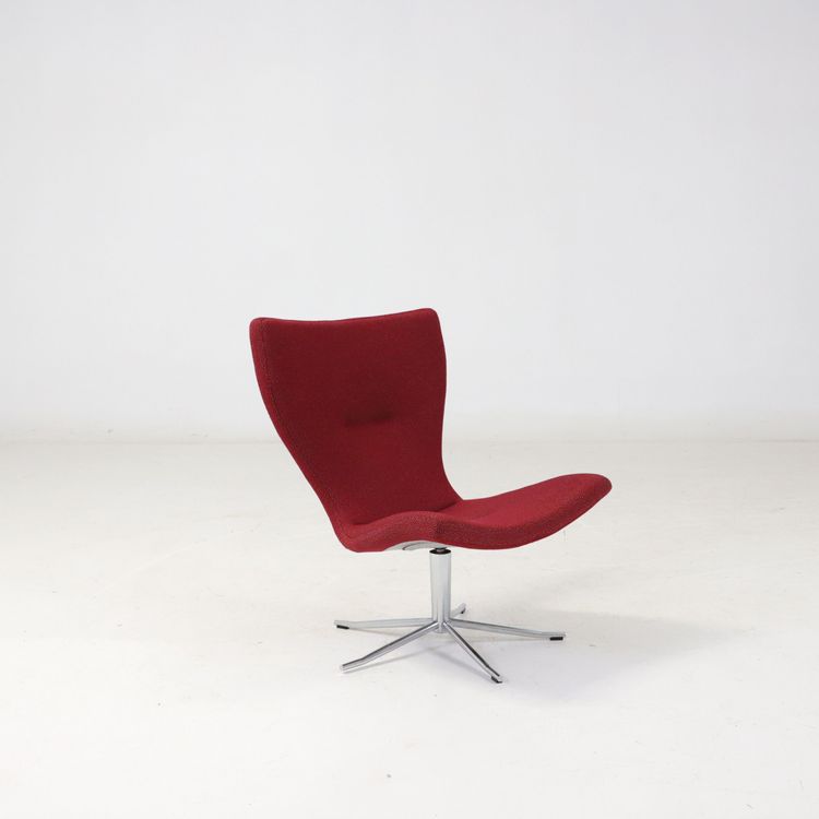 Begagnad fåtölj Gyro från Conform i rött. Mått: Höjd 88 cm, bredd 70 cm och djup 66 cm. 
