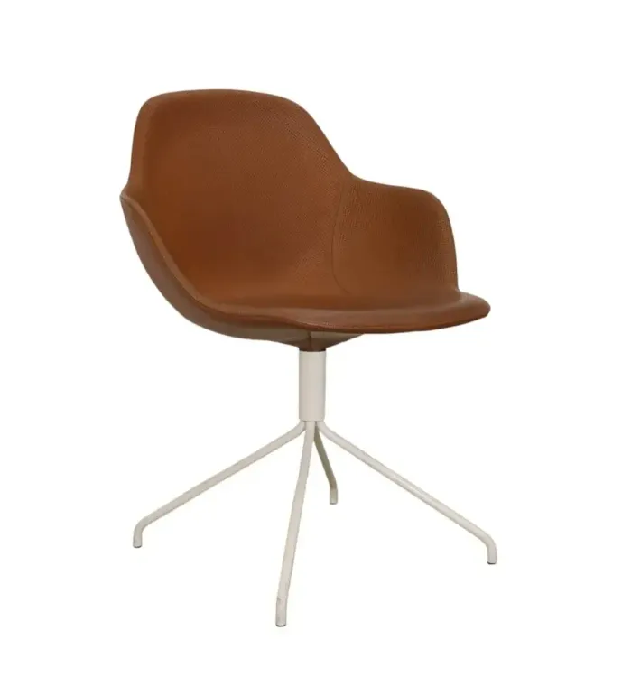 Begagnad konferensstol Palma från Offecct är helklädd i brunt läder med ett vitt underrede. Mått: höjd 82 cm, bredd 62 cm, djup 58 cm, sitthöjd 45 cm.