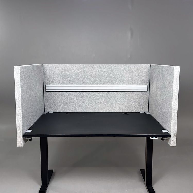 Begagnat bordsskärmsgrupp från Zilenzio i grått. Mått: bredd: 120 cm, djup: 40 cm och höjd: 65 cm.