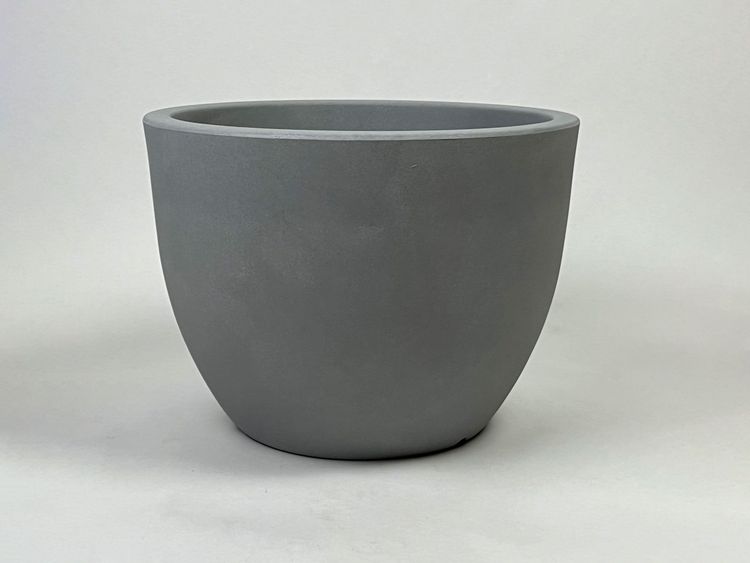 Begagnad kruka Orione Götessons i ljusgrå polyeten. Mått: Diameter 37.5 cm, bredd 40 cm, höjd 29.5 cm.