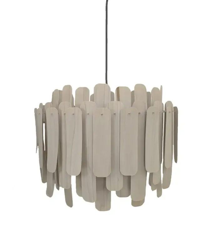 Begagnad taklampa från LZF, modell Maruja i vitt. Med överlappande träpaneler. Mått: höjd 36 cm, bredd 48 cm och djup 48 cm. 