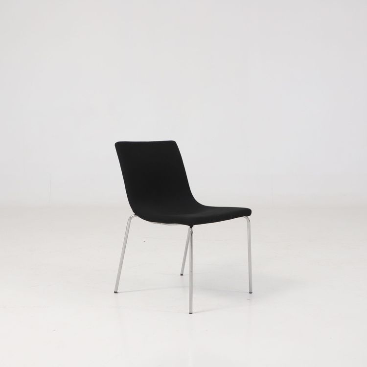 Begagnad konferensstol Bond från Offecct i svart, kromat stålunderrede. Mått: Mått: Längd: 40 cm, Bredd: 45 cm, Höjd: 77 cm, Sitthöjd: 44 cm.
