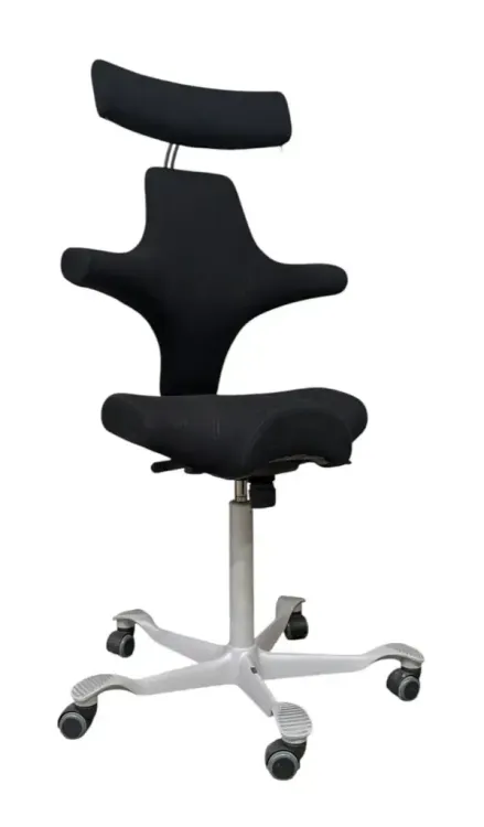 Begagnad Kontorsstol Capisco från HÅG med sadelsits. I svart/grå färg, med nackstöd. Mått: Höjd 106-132 cm x Bredd 70 cm x Djup 70 cm. 