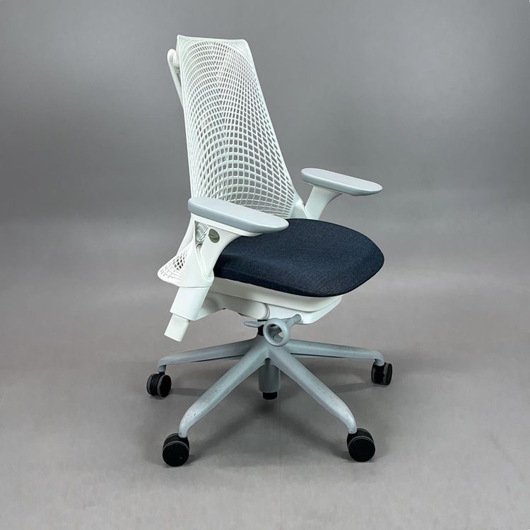 Begagnad kontorsstol Sayl från Herman Miller i vit/grå färg. Mått: sitthöjd 44 - 57 cm. 