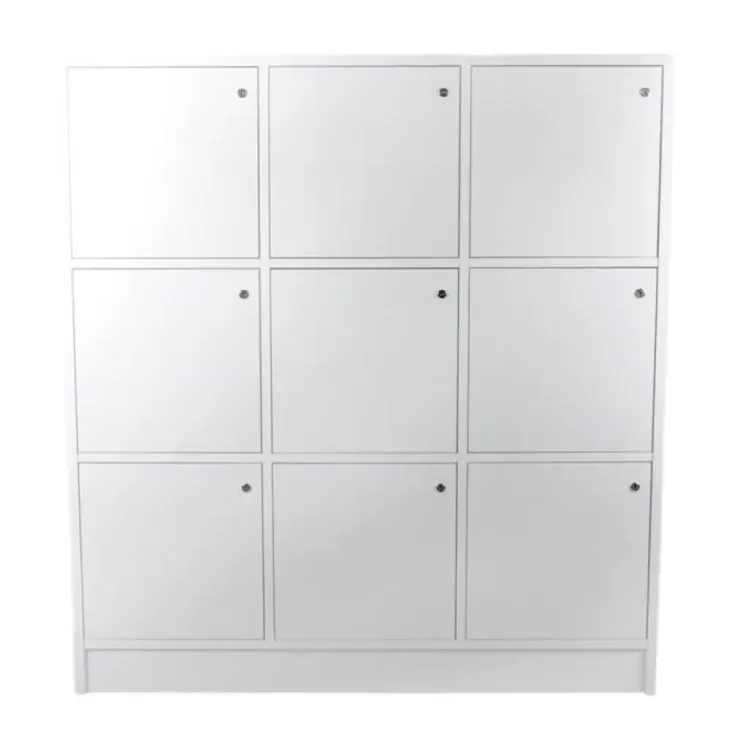 Begagnat personalskåp med nio låsbara fack i vit laminat. Mått: höjd 130 cm, bredd 120 cm, djup 40 cm. 