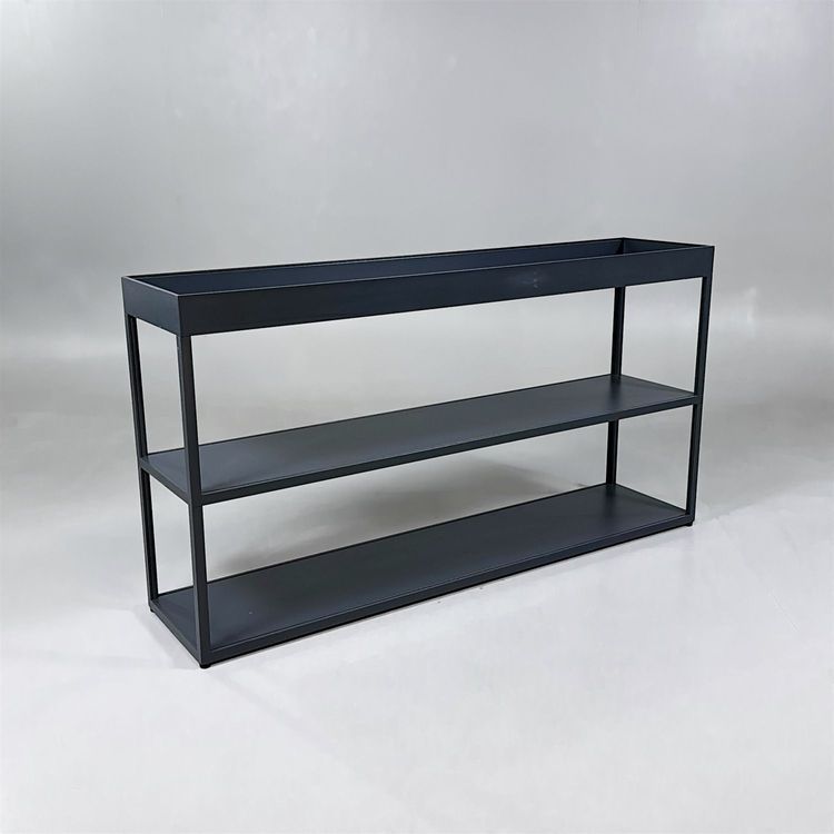 Begagnad svart hylla från HAY, modell New Order. Med ram i pulverlackerat stål. Mått: bredd 150 cm, djup 34 cm, höjd 70 cm. 