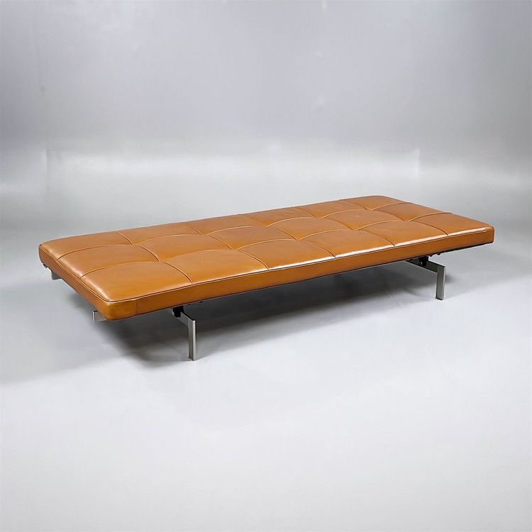 Begagnad dagbädd från Fritz Hansen, modell PK80 i valnötsfärg. Stomme av satinborstat stål med stoppad lädermadrass ger både estetik och komfort. Mått: Bredd 190 cm, Djup 80 cm, Höjd 33 cm. 