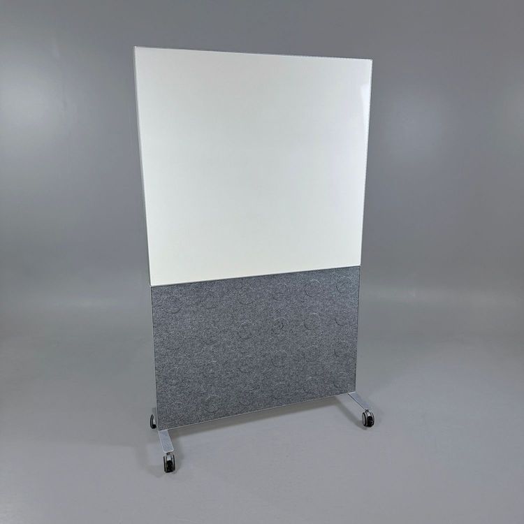 Begagnad whiteboard på hjul Alumi Kombi Dot från Abstracta. I grå/vit. Mått: bredd 120 cm, djup 6.3 cm och höjd 200 cm. 