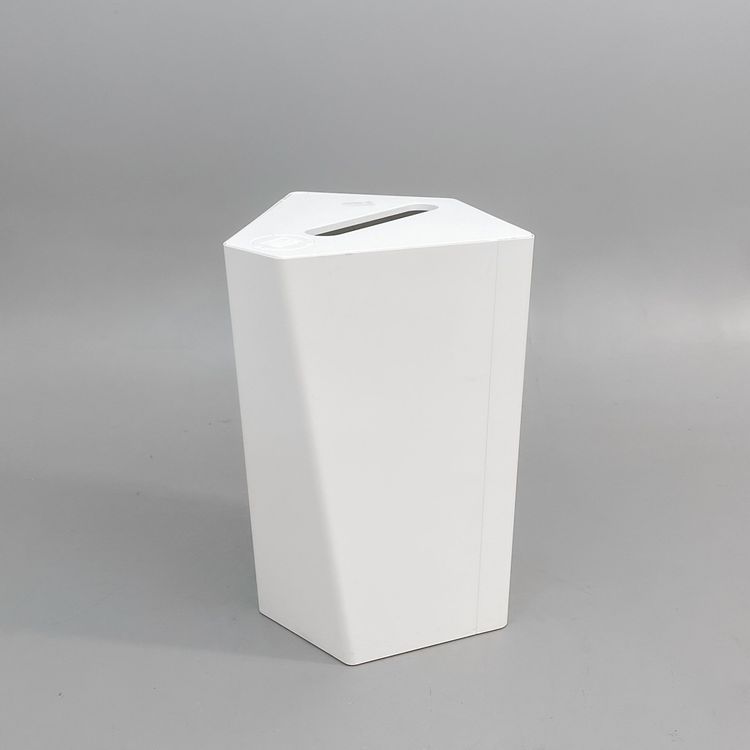 Begagnad miljösortering Kite från TreCe. I vit avsedd för papper. Mått: bredd 50 cm, djup 49.2 cm, höjd 70 cm. 