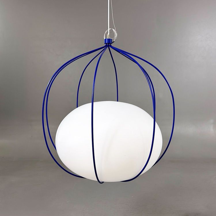 Begagnad taklampa Hoop från Zero med blå stålram och vit opalglaskropp. Mått: Diameter 62.5 cm, höjd 65 cm.