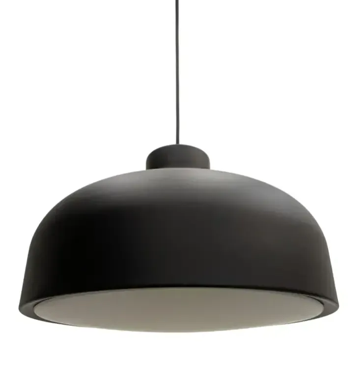 Begagnad taklampa Lens Large från från Zero i svart. Mått: höjd 29,5 cm, bredd 45 cm och djup 45 cm. 