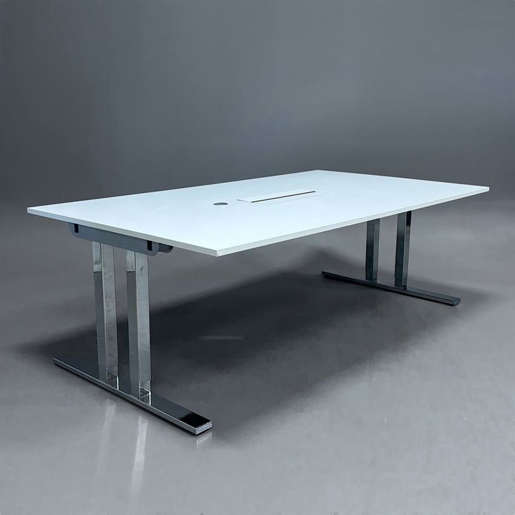 Begagnat konferensbord Snitsa från SA Möbler med vit bordsskiva, kromat stativ, powerbox och kabelhål. Mått: Bredd: 210 cm, Djup 120 cm, Höjd 72 cm. 