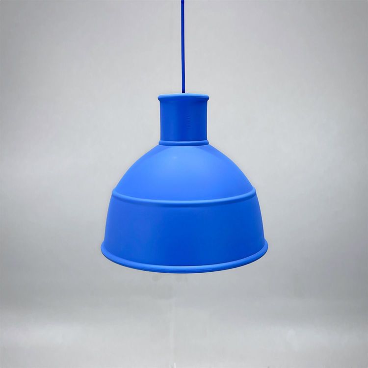 Begagnad taklampa från Muuto, modell Unfold i blått silikongummi. Mått: diameter 32.5 cm, höjd 29.5 cm. 