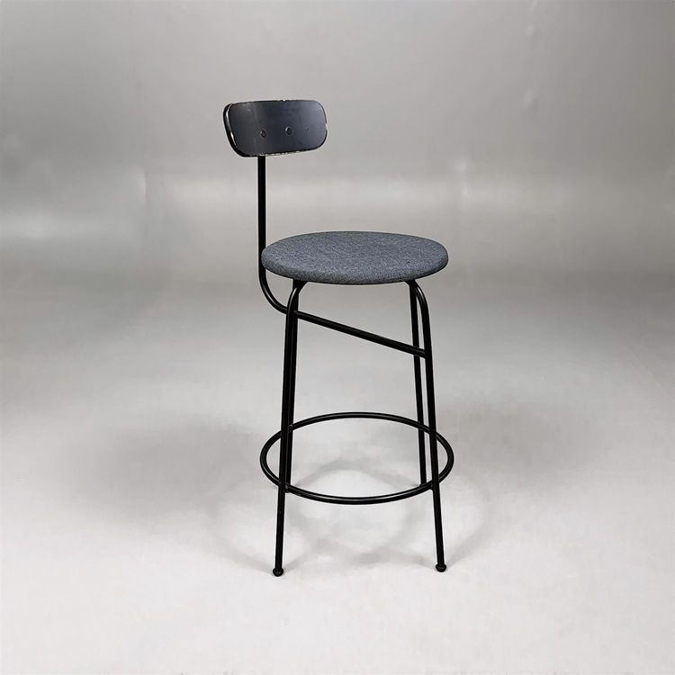 Begagnad barstol Afteroom från Menu med grå klädsel, svart ryggstöd och svart underrede i stålrör. Mått: Djup 55 cm, höjd 92 cm och sitthöjd 63 cm.