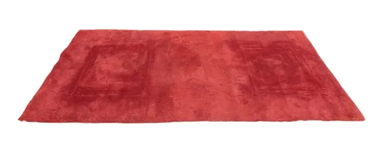 Begagnad matta från Kasthall i rött. Mått: Höjd 1,5 cm, Bredd 200 cm, Djup 300 cm. 