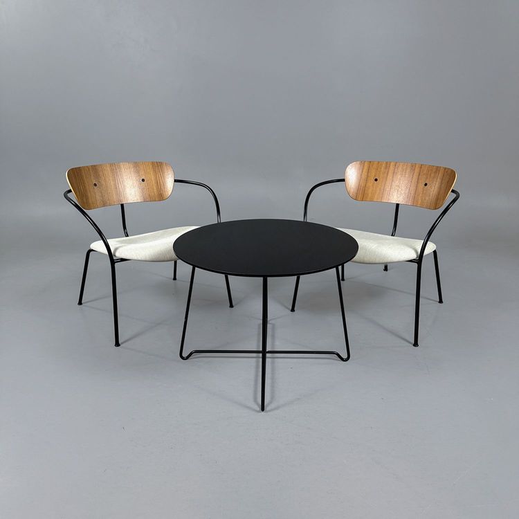 Begagnad loungegrupp med fåtöljer från  &Tradition i beige/valnöt och svart, Bord Nina från Inoff i svart. Mått: Diameter: 70 cm / Höjd: 51 cm. 