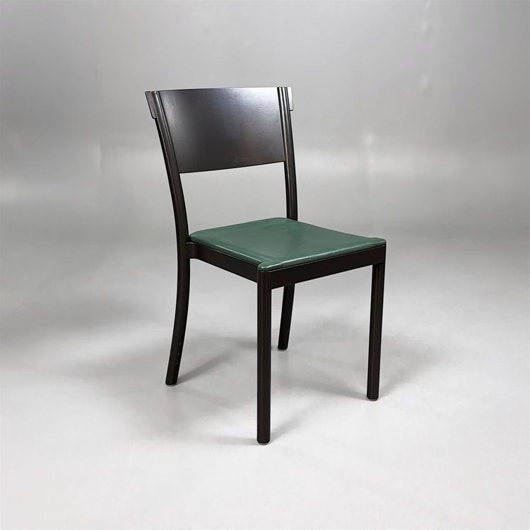 Begagnad matstol Light & Easy från Gärsnäs. I mörkgrått med sits i grönt skinn. Mått: Bredd 47 cm, Djup 40 cm, Höjd 82 cm, Sitthöjd 44 cm.