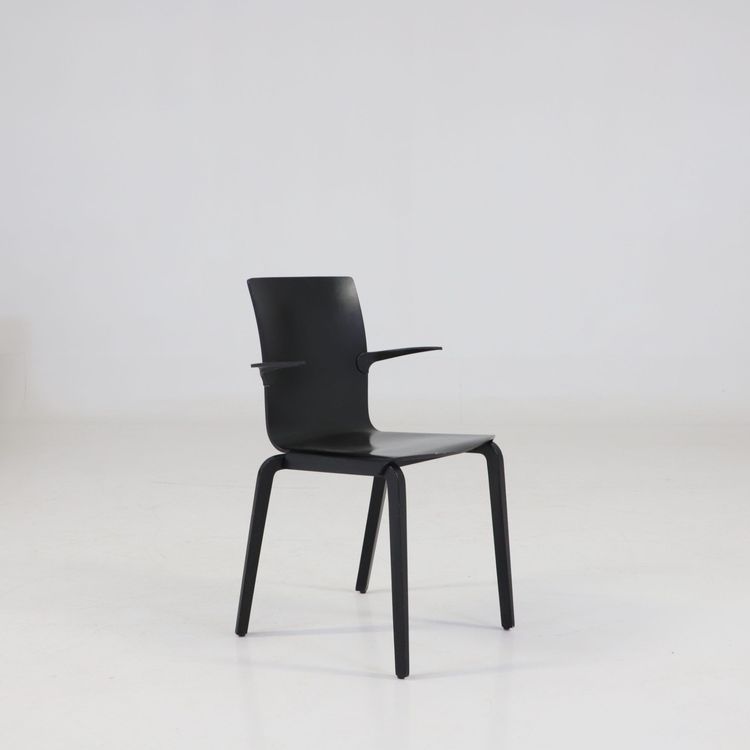 Begagnad matstol Menu från Martela i svart med formpressad sits, ryggstöd och integrerade armstöd. Mått: Sitthöjd: 46 cm, Sittdjup: 40 cm, Höjd: 82 cm. 