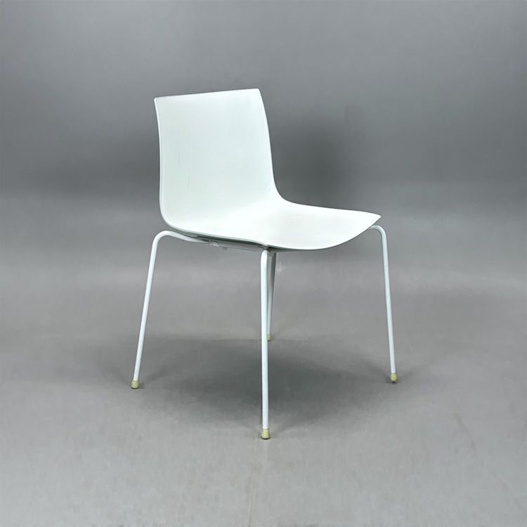 Begagnad matstol Catifa 46 från Arper i vit och ljusgrått. Formpressad sits, vita ben. Mått: Bredd 46 cm, djup 42 cm, höjd 79 cm och sitthöjd 46 cm.