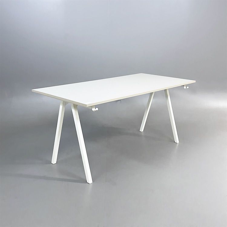 Begagnat skrivbord med fast höjd modell Trotten. Med beige bordsskiva och vitt underrede. Mått: bredd 160 cm, djup 80 cm, höjd 72 cm. 